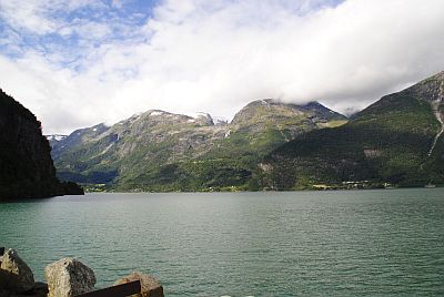 Uitzicht vanaf de overkant van het water, boven de camping zie je het ijs